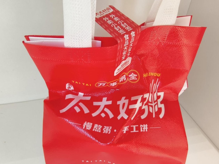 收到这样的外卖可当场拒收!外卖新规落地10天,记者探访→ 收到这样的外卖可当场拒收!外卖新规落地10天,记者探访→