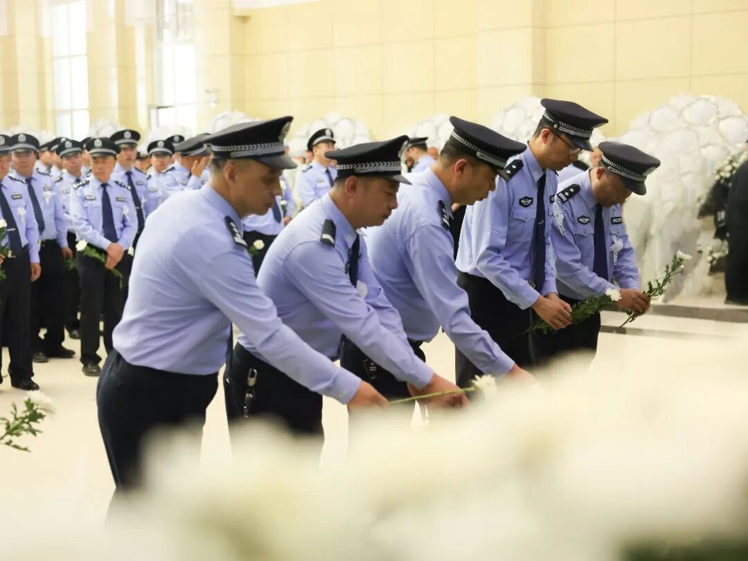 战友走好!56岁经侦大队长因公牺牲,曾荣立一等功 战友走好!56岁经侦大队长因公牺牲,曾荣立一等功