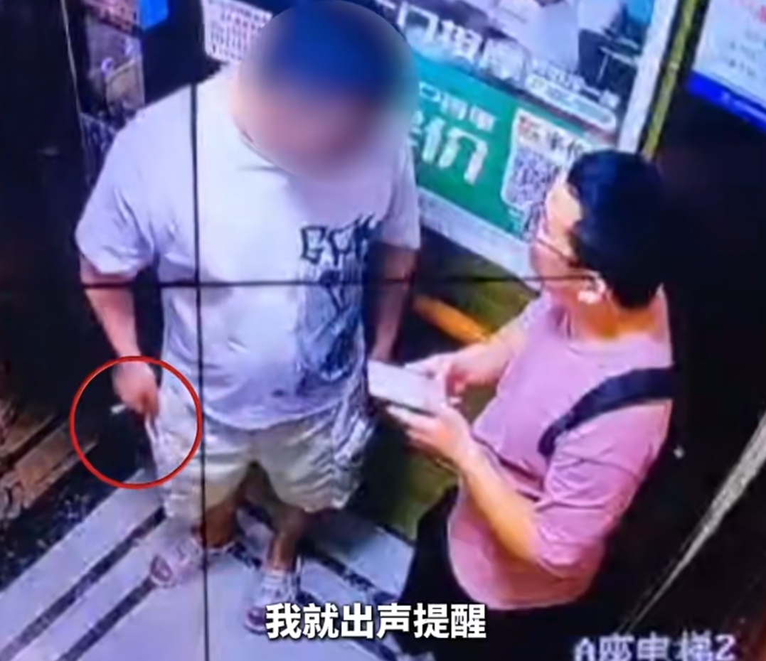 男子制止电梯内抽烟反被辱骂、殴打!当事人:再也不管这种事… 男子制止电梯内抽烟反被辱骂、殴打!当事人:再也不管这种事…