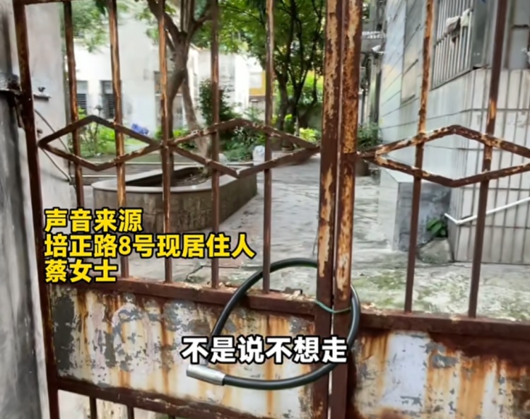 每月花两三千雇佣一对夫妻看管祖宅，却被“鸠占鹊巢”，有产证也收不回！居住人回应：危楼也要住……