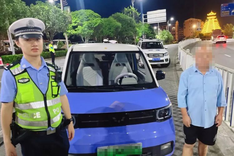 柳州一男子酒驾遇检查,竟让怀孕女儿当场换座位顶包! 柳州一男子酒驾遇检查,竟让怀孕女儿当场换座位顶包!