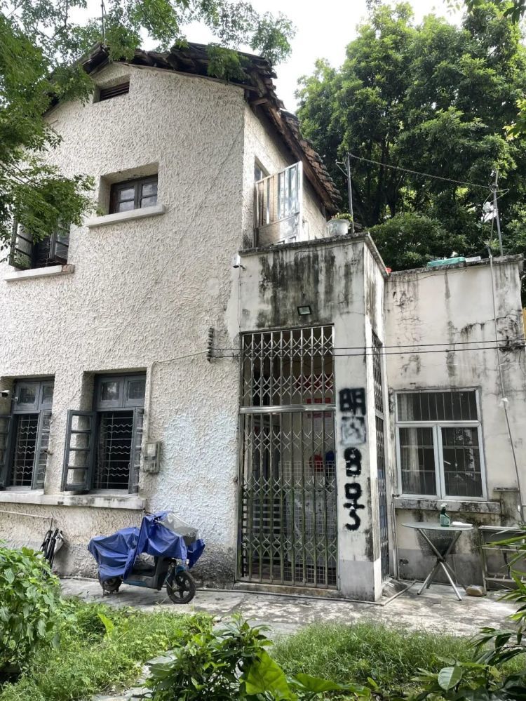 每月花两三千雇佣一对夫妻看管祖宅，却被“鸠占鹊巢”，有产证也收不回！居住人回应：危楼也要住……