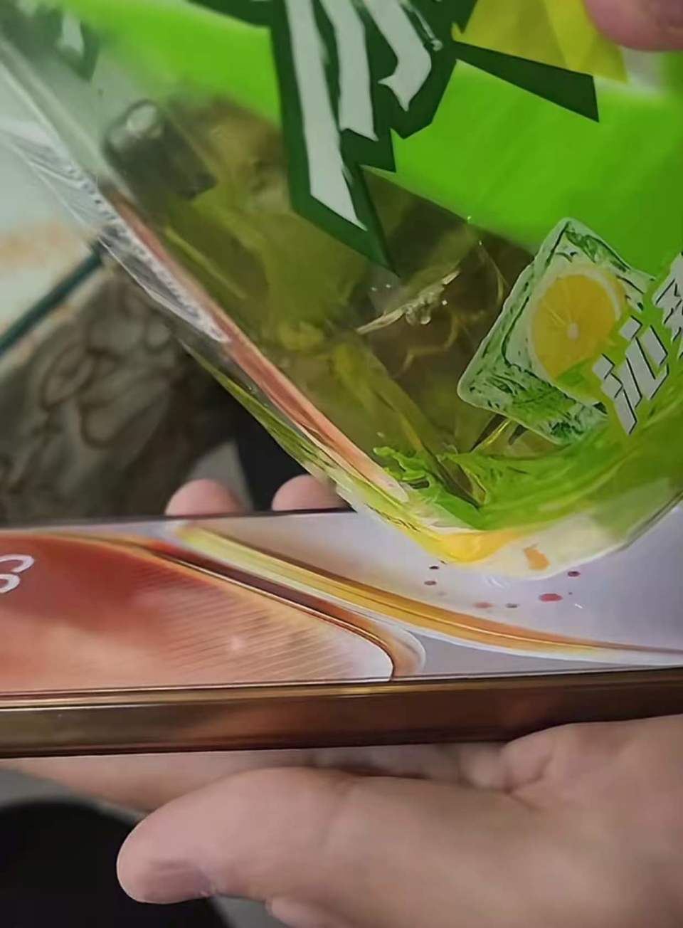网友称饮料瓶按压指纹锁可解锁手机还能完成支付？vivo客服：第一次听说这种情况