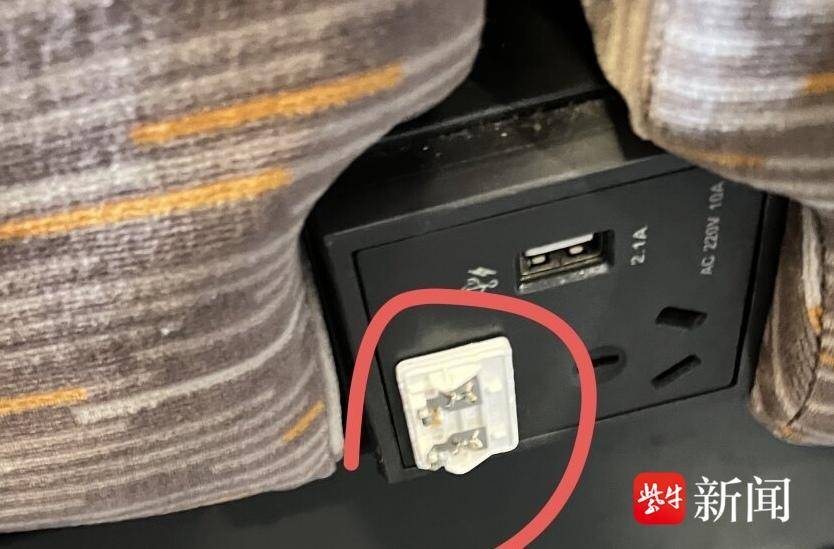 高铁乘客遗留破损插头“放电”，后来乘客不慎接触被电