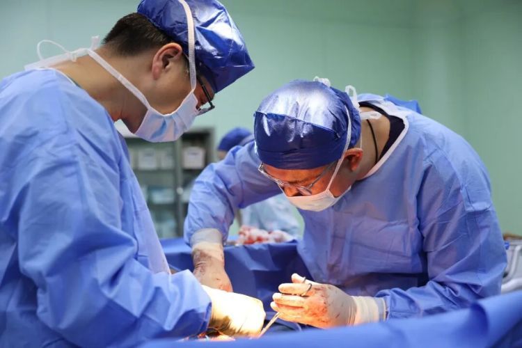 常州一男子不慎坠落,被58厘米钢筋斜插贯穿腰腹!生命危在旦夕…… 常州一男子不慎坠落,被58厘米钢筋斜插贯穿腰腹!生命危在旦夕……