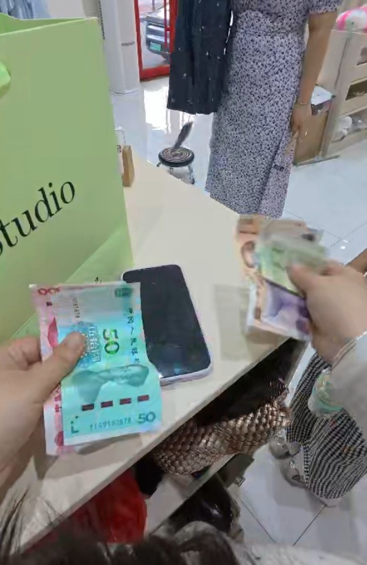 四年级女孩攒零花钱独自给妈妈买生日礼物,店主:钱不够,我送了! 四年级女孩攒零花钱独自给妈妈买生日礼物,店主:钱不够,我送了!
