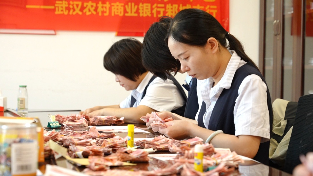 武汉80岁老人将十多万养老钱撕成碎片丢入缸中,13名银行工作人员连续加班手工拼接 武汉80岁老人将十多万养老钱撕成碎片丢入缸中,13名银行工作人员连续加班手工拼接