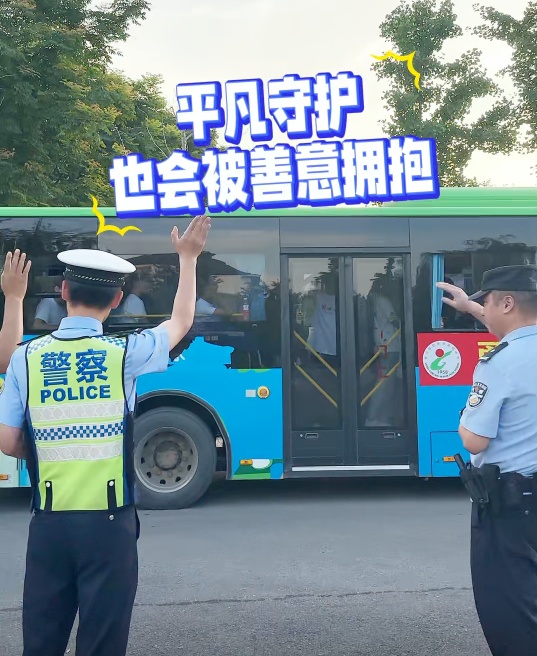 这一刻,暖!护考民警收到一群少年最“直白”的致谢 这一刻,暖!护考民警收到一群少年最“直白”的致谢