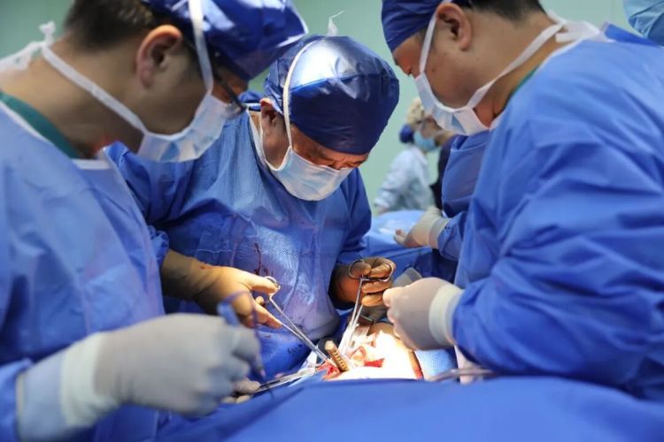 常州一男子不慎坠落,被58厘米钢筋斜插贯穿腰腹!生命危在旦夕…… 常州一男子不慎坠落,被58厘米钢筋斜插贯穿腰腹!生命危在旦夕……