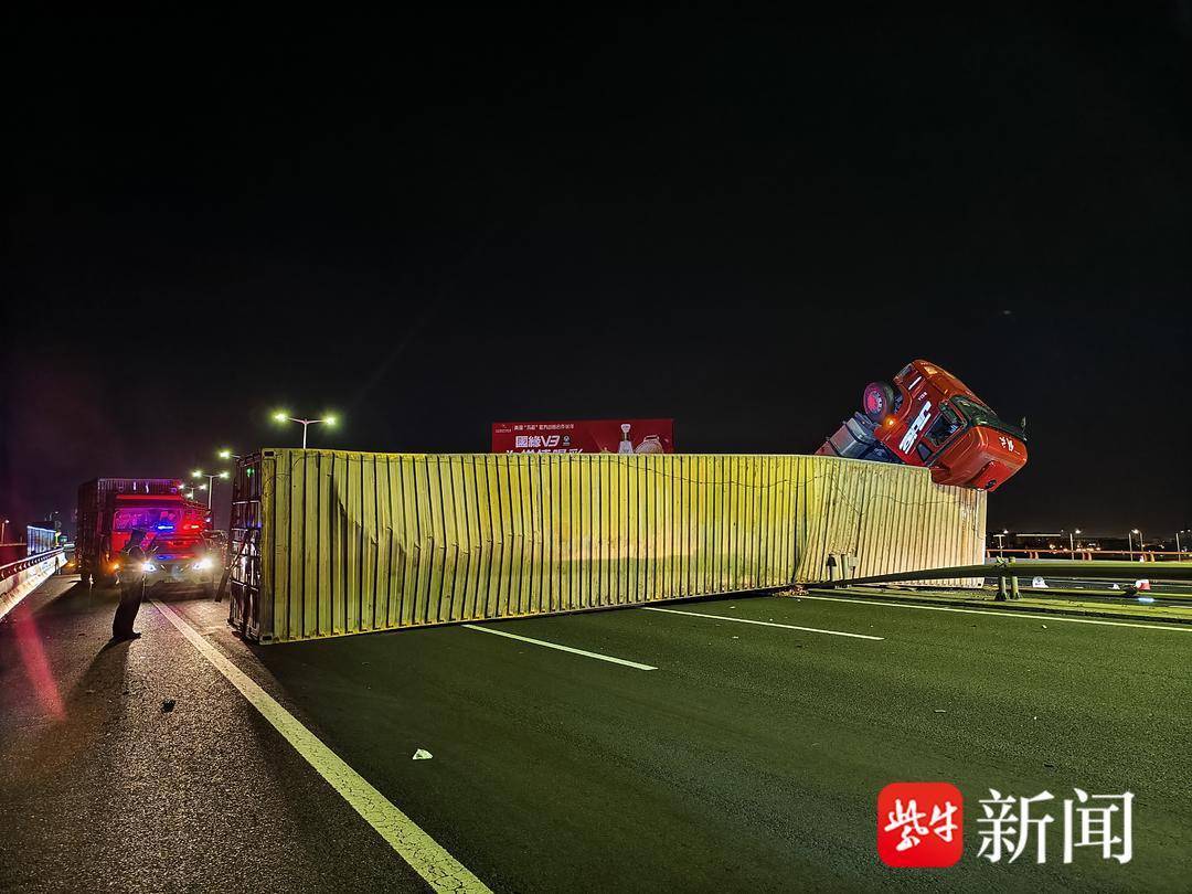 车头倒扣、车体分离!镇江消防破拆救援,被困司机平安脱险 车头倒扣、车体分离!镇江消防破拆救援,被困司机平安脱险
