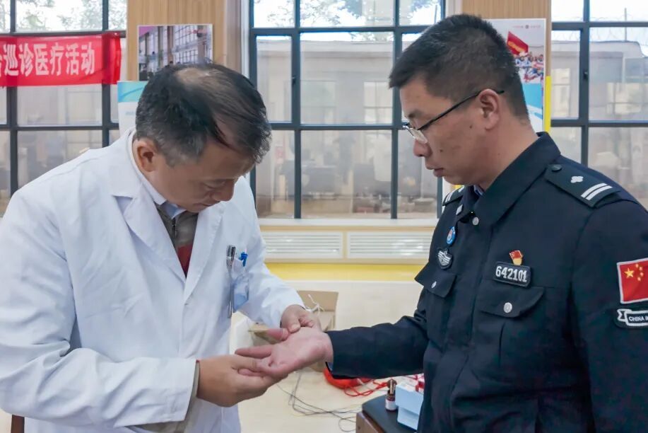 “爸爸,你的手什么时候才能好呀?”听到这话,他几度哽咽失语 “爸爸,你的手什么时候才能好呀?”听到这话,他几度哽咽失语
