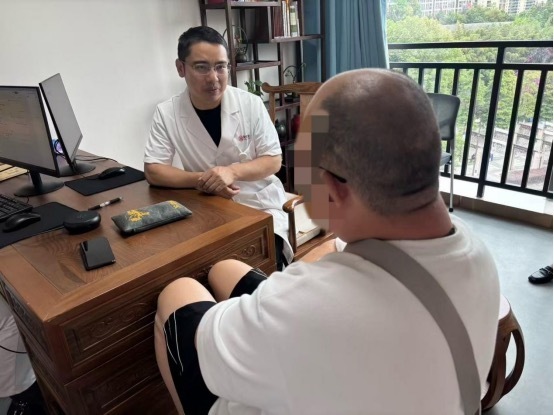 男子常年应酬饮酒导致重度脂肪肝,中医:早干预、找对方法脂肪肝可逆 男子常年应酬饮酒导致重度脂肪肝,中医:早干预、找对方法脂肪肝可逆