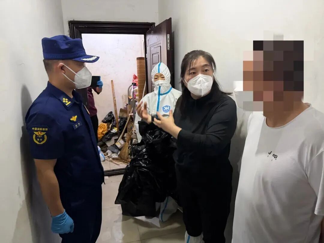 只有“一点”东西？一大爷家中竟清出218袋“宝物”......
