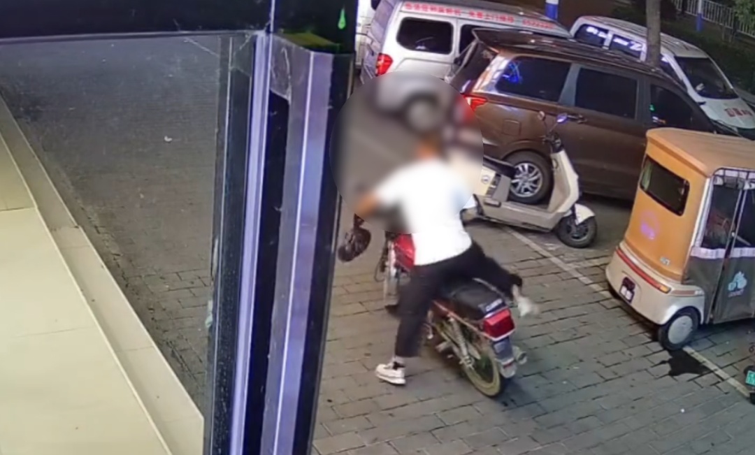 安徽一男子进店买烟,两条烟到手后,转身骑车就跑,老板损失上千元 安徽一男子进店买烟,两条烟到手后,转身骑车就跑,老板损失上千元