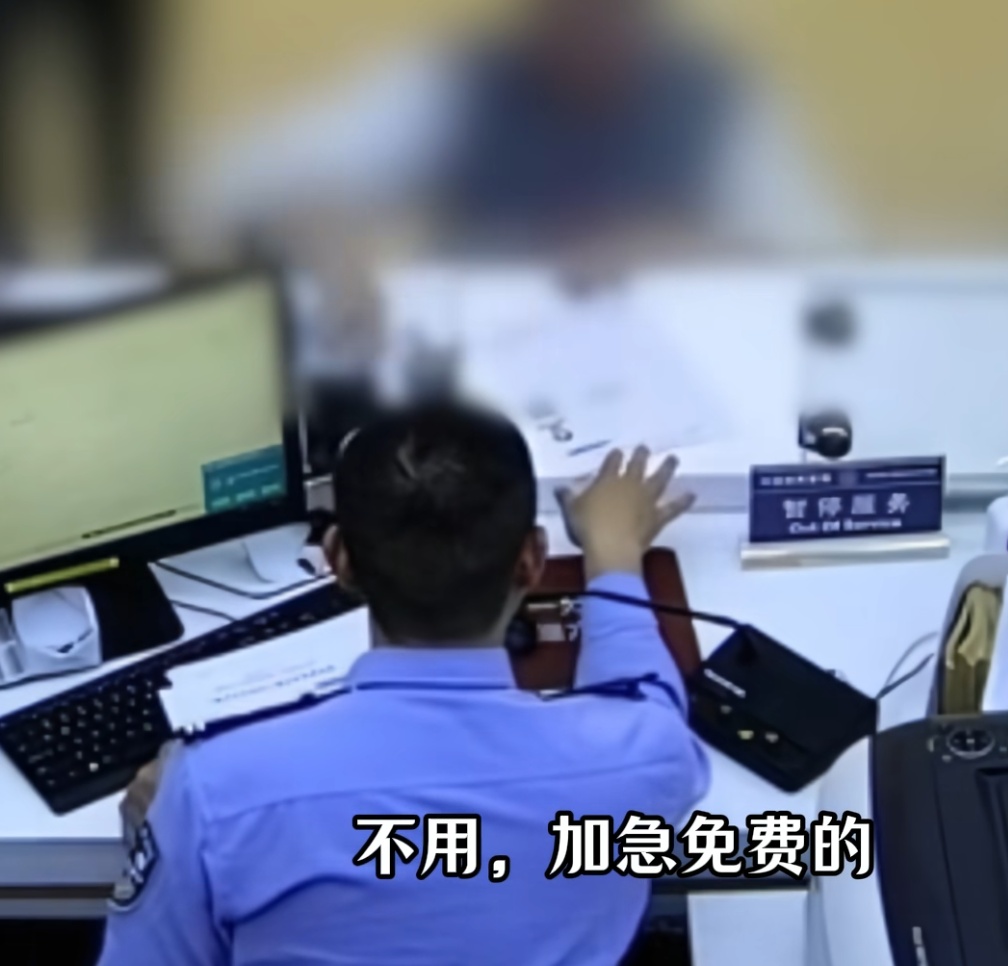 "我丈夫去世了!"上海一女子拿出死亡证明,一开口忍不住哽咽!下一幕全网动容… "我丈夫去世了!"上海一女子拿出死亡证明,一开口忍不住哽咽!下一幕全网动容…