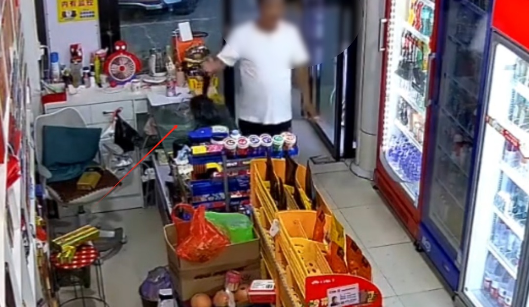 安徽一男子进店买烟,两条烟到手后,转身骑车就跑,老板损失上千元 安徽一男子进店买烟,两条烟到手后,转身骑车就跑,老板损失上千元