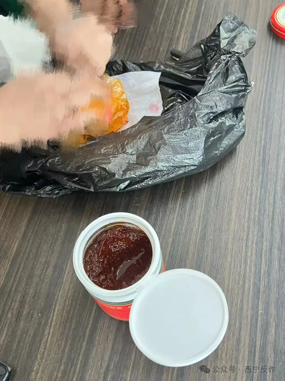 离谱！辣椒酱里竟藏了120克黄金？