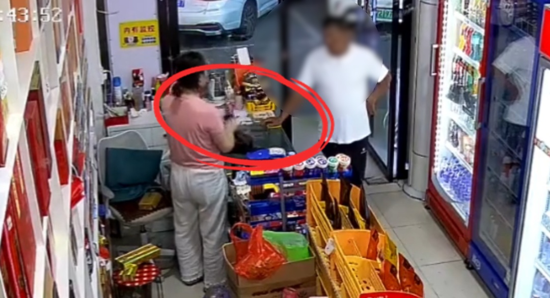 安徽一男子进店买烟,两条烟到手后,转身骑车就跑,老板损失上千元 安徽一男子进店买烟,两条烟到手后,转身骑车就跑,老板损失上千元