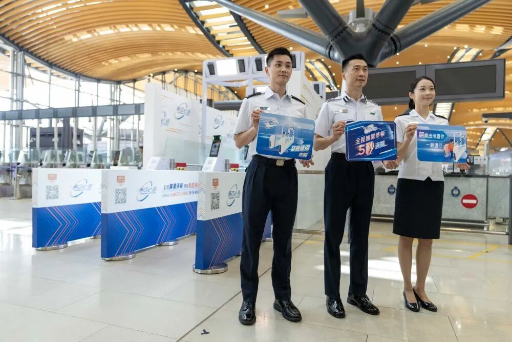 港珠澳大桥香港口岸6月25日将启用“无感通关”:完成登记后,系统将通过容貌识别与人工智能影像分析技术核验身份,约5秒即可完成出境手续 港珠澳大桥香港口岸6月25日将启用“无感通关”:完成登记后,系统将通过容貌识别与人工智能影像分析技术核验身份,约5秒即可完成出境手续