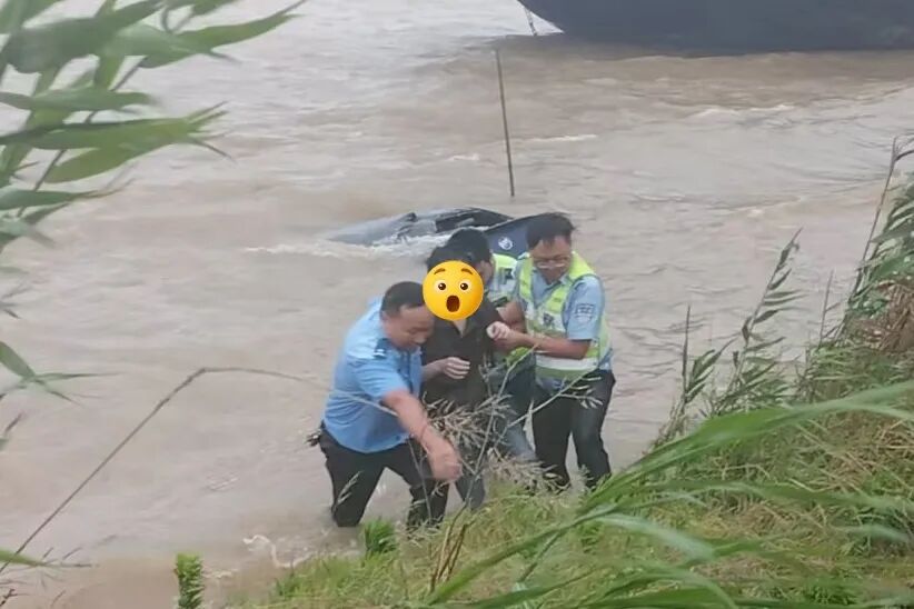 危急时刻,警民5人跳入湖中砸窗救人 危急时刻,警民5人跳入湖中砸窗救人