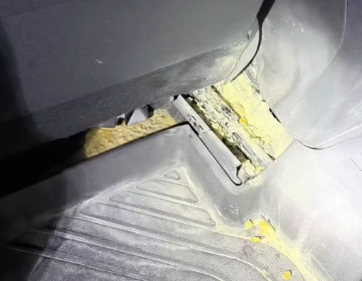 女子租车自驾时座椅下方突然着火,消防员检查时发现了它! 女子租车自驾时座椅下方突然着火,消防员检查时发现了它!