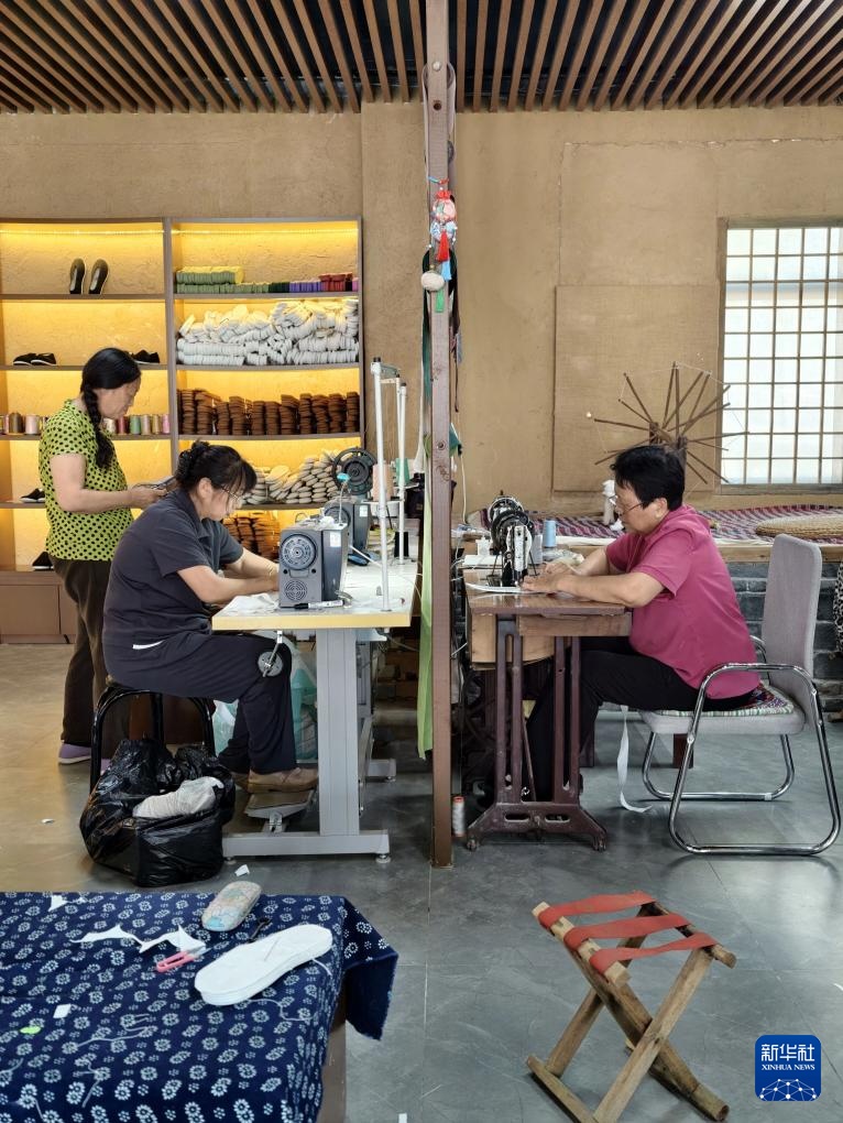西柏坡镇北庄村：布鞋产业助农增收