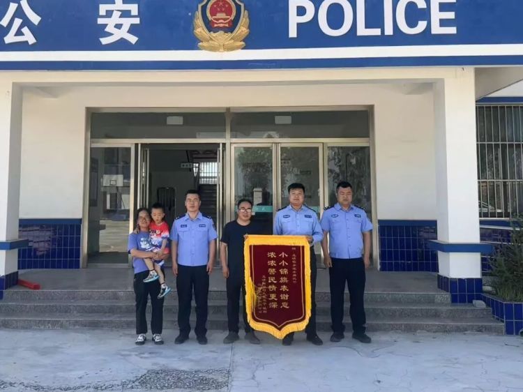 吓一跳,长蛇钻入轿车发动机舱,报警! 吓一跳,长蛇钻入轿车发动机舱,报警!
