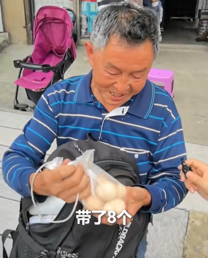 考场外，60岁父亲背8个土鸡蛋接儿子，他心仪的大学回应了！