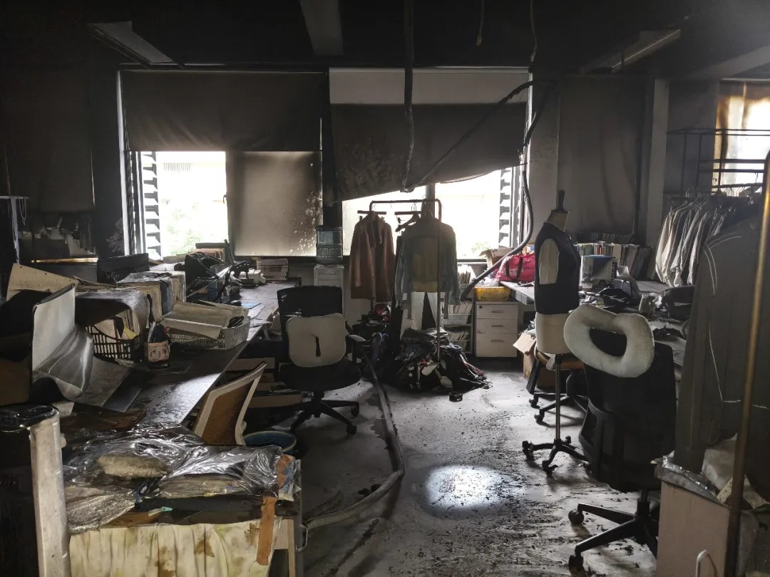 杭州一办公楼清晨突然起火，一大片工位被烧毁，保洁最先发现火情
