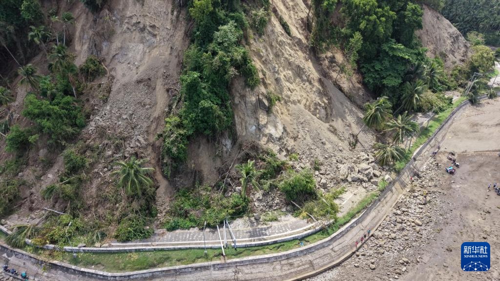 菲律宾地震后部分道路中断