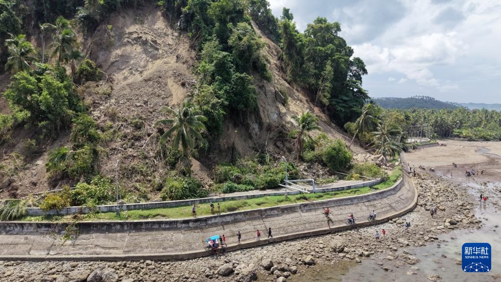 菲律宾地震后部分道路中断