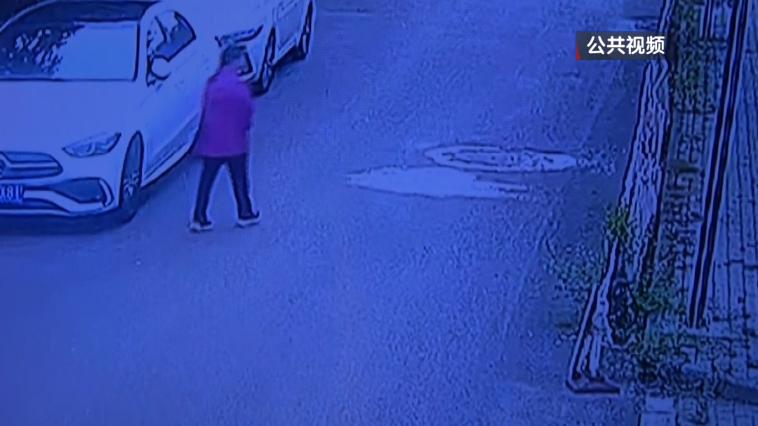 老人独自遛弯走失 警民接力平安护送