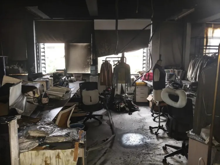 杭州一办公楼清晨突然起火，一大片工位被烧毁，保洁最先发现火情