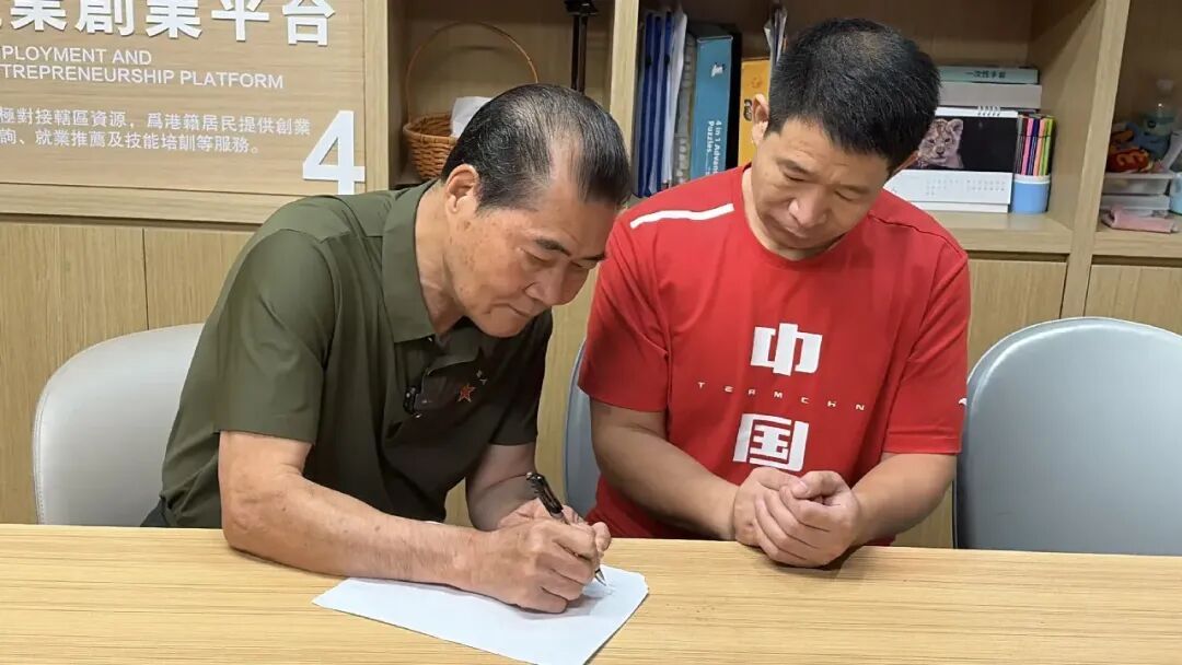 “弟弟调皮,喜欢把名字倒着写!”13岁聋哑男孩在深圳火车站走失,35年后“倒着写的名字”让他找回亲人,养父:“我也特别开心!” “弟弟调皮,喜欢把名字倒着写!”13岁聋哑男孩在深圳火车站走失,35年后“倒着写的名字”让他找回亲人,养父:“我也特别开心!”