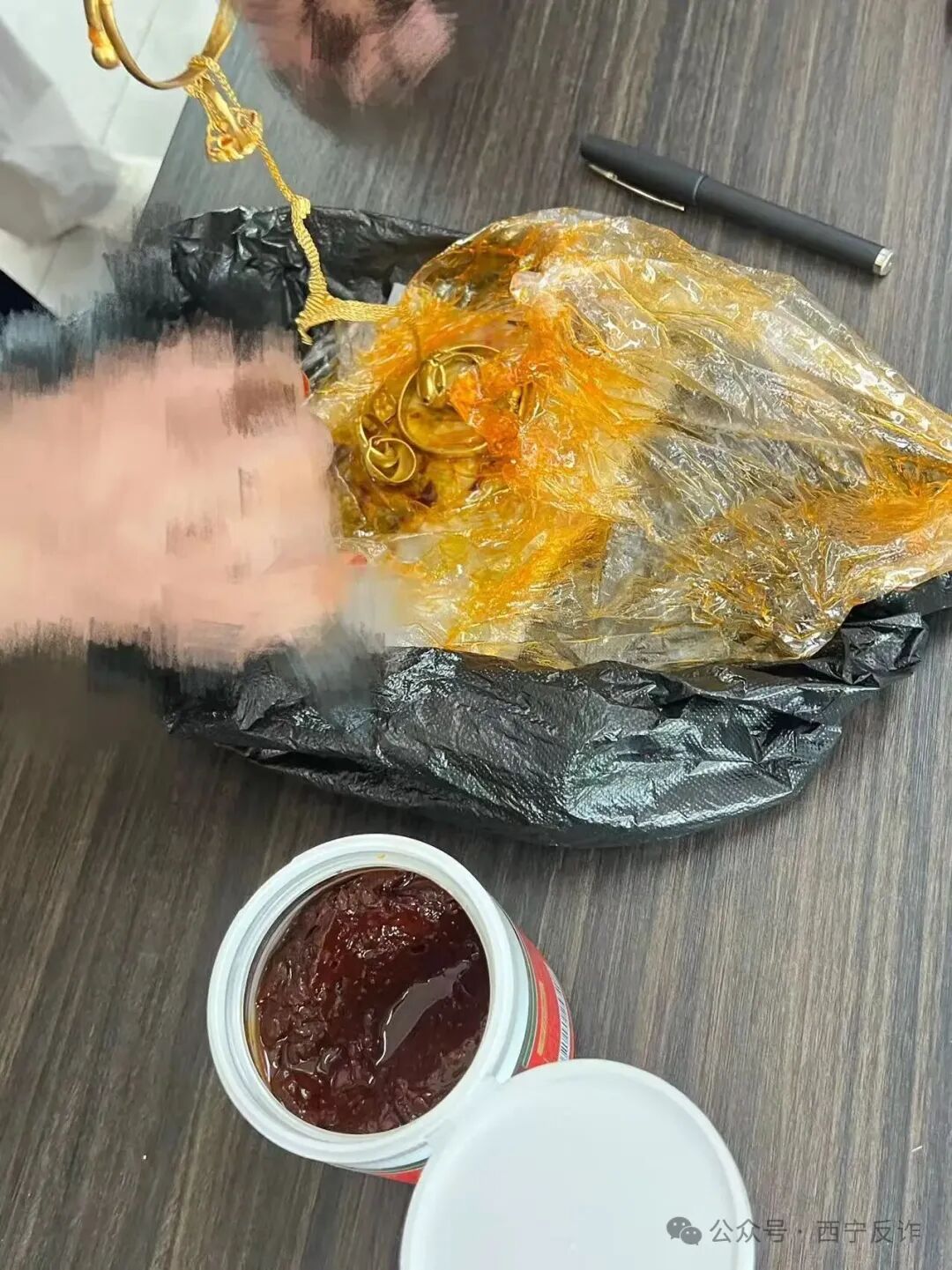 离谱！辣椒酱里竟藏了120克黄金？