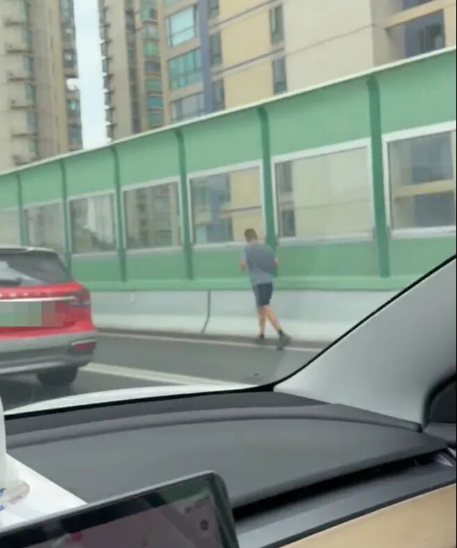 有人在高架上跑步?警方回应 有人在高架上跑步?警方回应