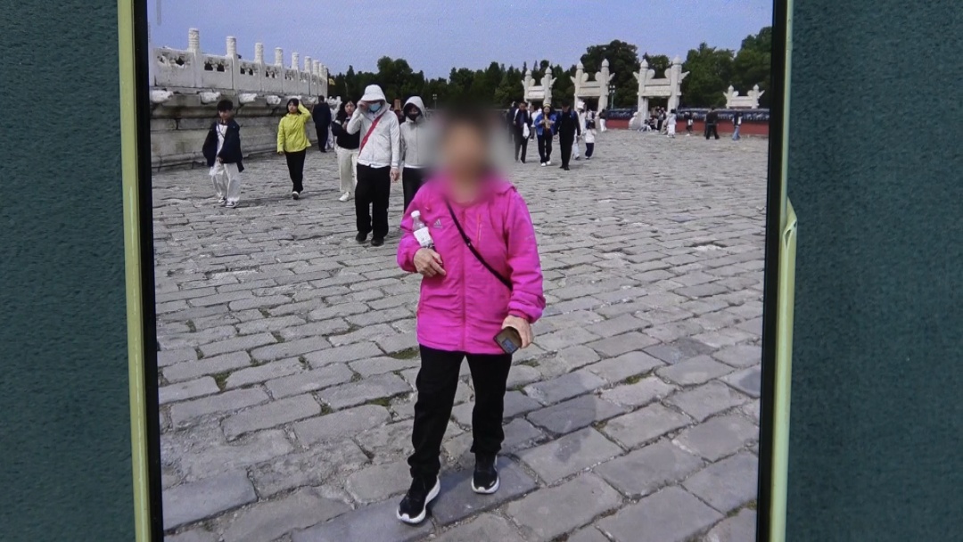 老人独自遛弯走失 警民接力平安护送