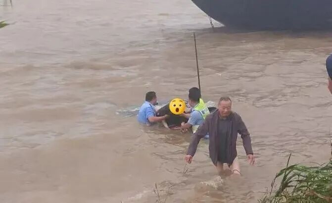 危急时刻,警民5人跳入湖中砸窗救人 危急时刻,警民5人跳入湖中砸窗救人