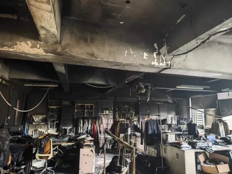 杭州一办公楼清晨突然起火，一大片工位被烧毁，保洁最先发现火情