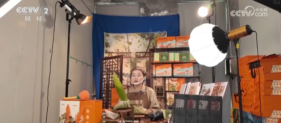 舌尖上的端午口味上“新”成亮点 粽包“万物”受追捧销售火热 舌尖上的端午口味上“新”成亮点 粽包“万物”受追捧销售火热