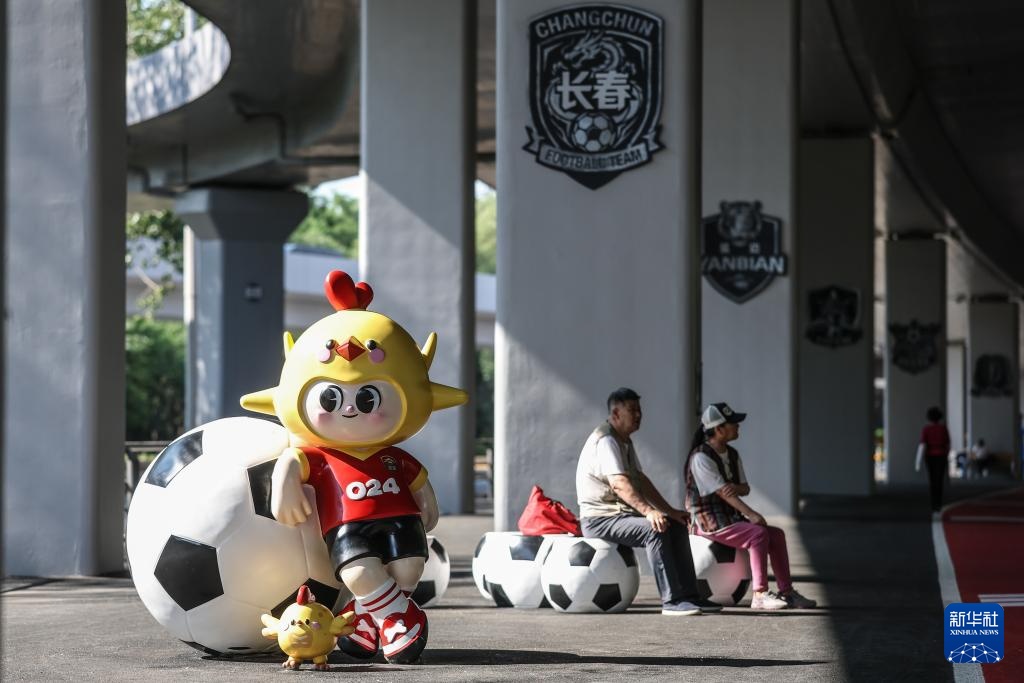 桥下广场变身“足球风情走廊” 桥下广场变身“足球风情走廊”