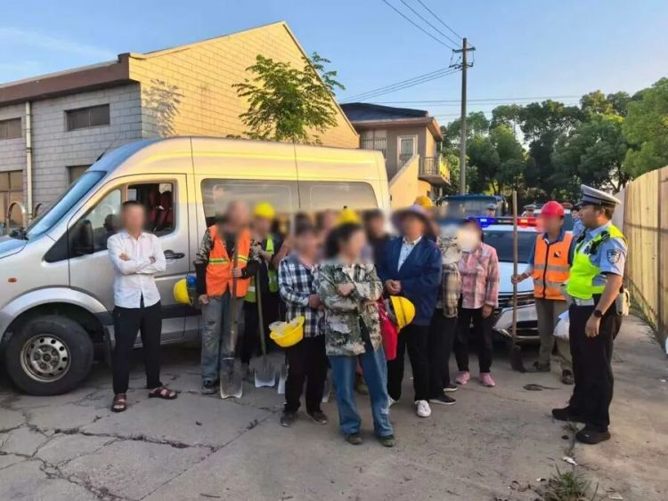 核载5人,硬塞14个?!上海一小客车挤成罐头上路,司机被刑拘 核载5人,硬塞14个?!上海一小客车挤成罐头上路,司机被刑拘