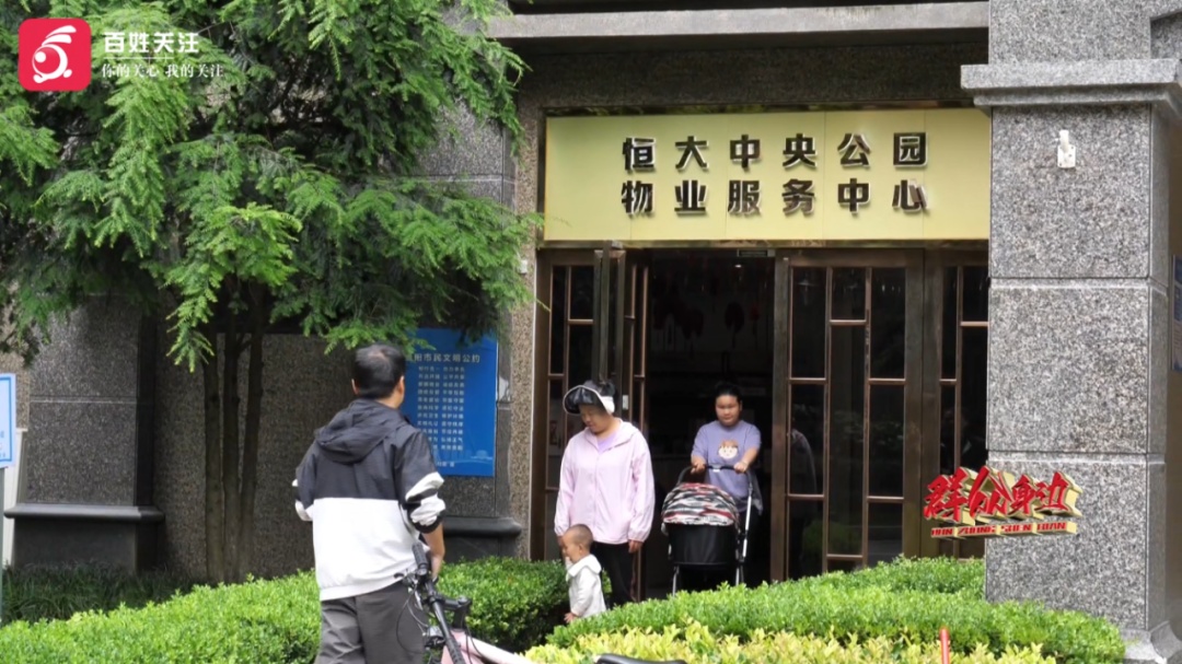 贵阳一高层住宅被曝私藏大量白酒,邻居称经常有人搬运大容量酒桶进出:担心有安全隐患 贵阳一高层住宅被曝私藏大量白酒,邻居称经常有人搬运大容量酒桶进出:担心有安全隐患