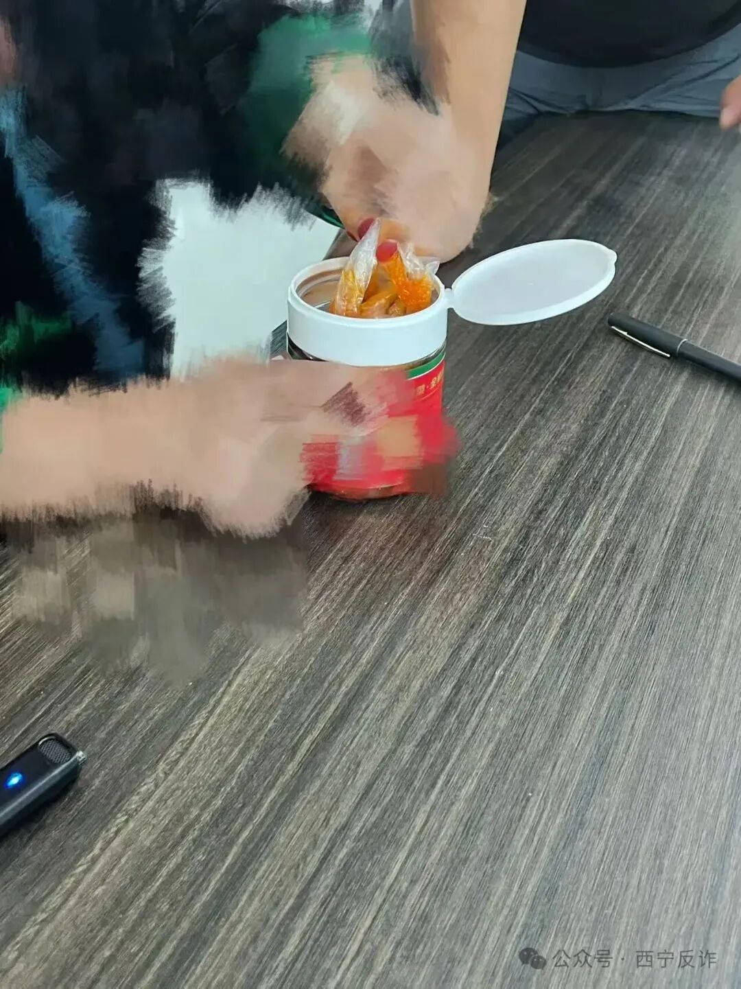 离谱！辣椒酱里竟藏了120克黄金？