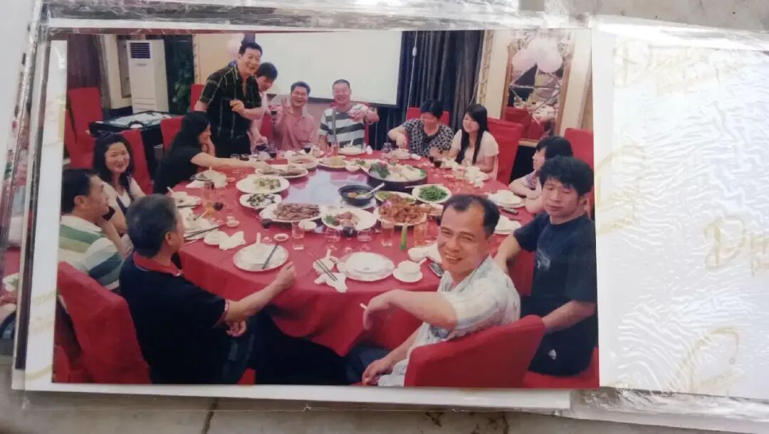 “弟弟调皮,喜欢把名字倒着写!”13岁聋哑男孩在深圳火车站走失,35年后“倒着写的名字”让他找回亲人,养父:“我也特别开心!” “弟弟调皮,喜欢把名字倒着写!”13岁聋哑男孩在深圳火车站走失,35年后“倒着写的名字”让他找回亲人,养父:“我也特别开心!”