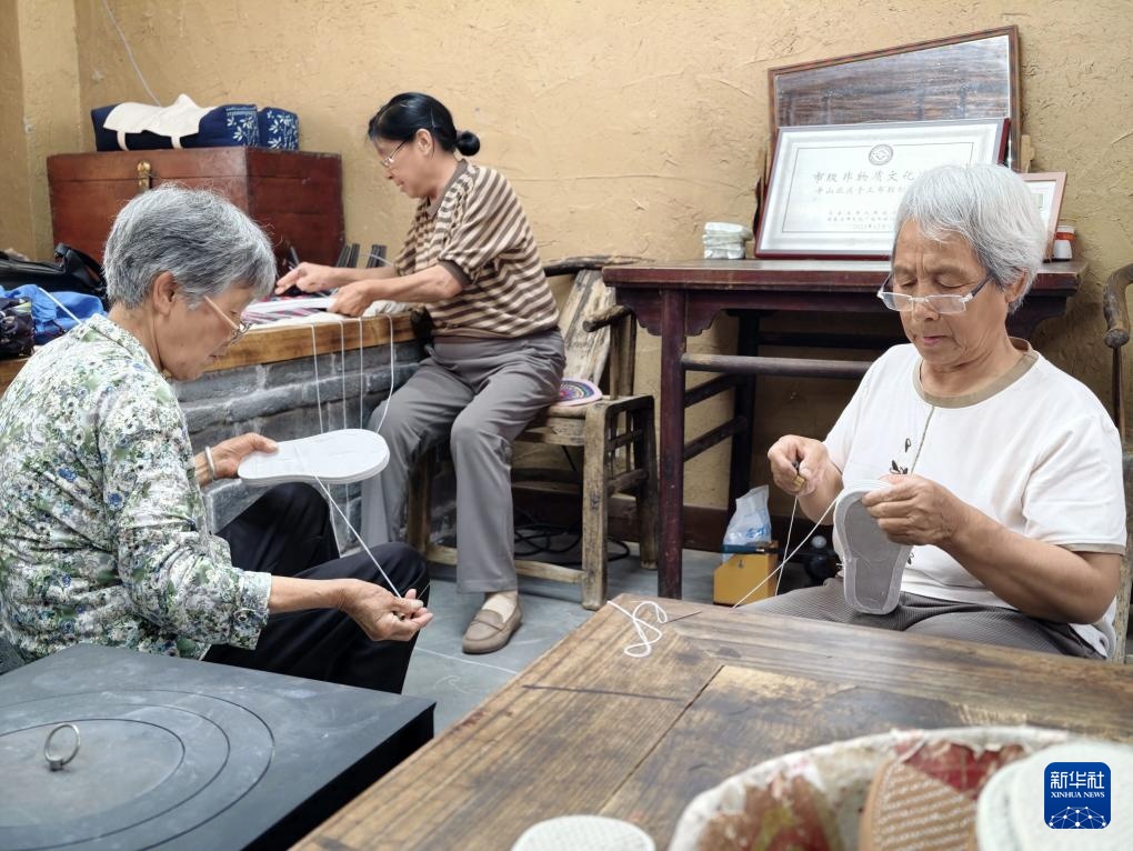 西柏坡镇北庄村：布鞋产业助农增收