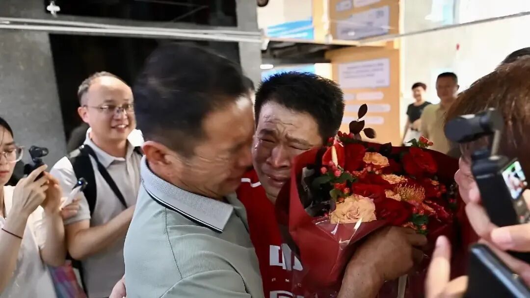 “弟弟调皮,喜欢把名字倒着写!”13岁聋哑男孩在深圳火车站走失,35年后“倒着写的名字”让他找回亲人,养父:“我也特别开心!” “弟弟调皮,喜欢把名字倒着写!”13岁聋哑男孩在深圳火车站走失,35年后“倒着写的名字”让他找回亲人,养父:“我也特别开心!”