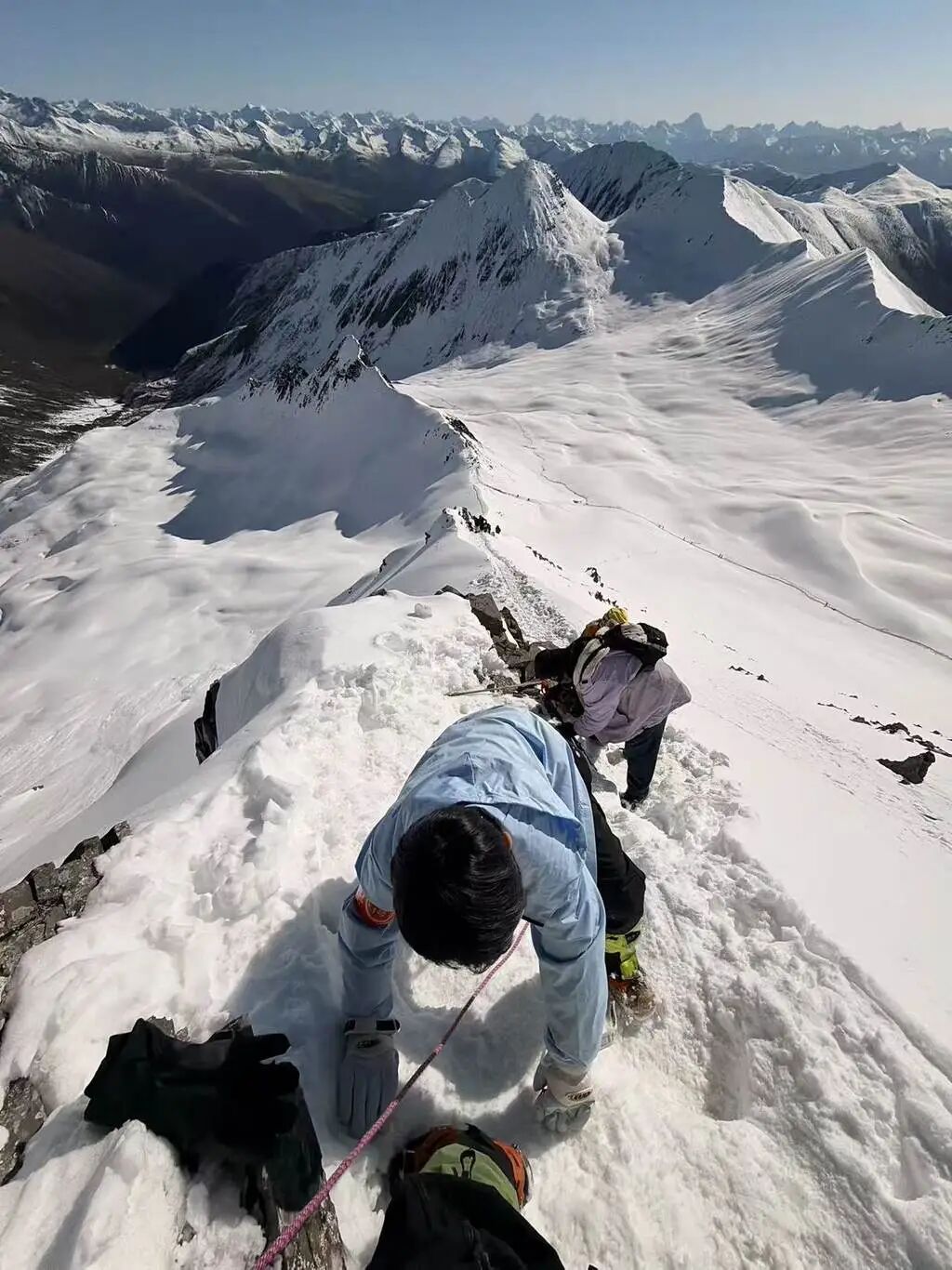 河北12岁少年独自一人跨越千里到成都,成功登顶5018米雪山,两个月后将继续挑战6000多米的玉珠峰 河北12岁少年独自一人跨越千里到成都,成功登顶5018米雪山,两个月后将继续挑战6000多米的玉珠峰