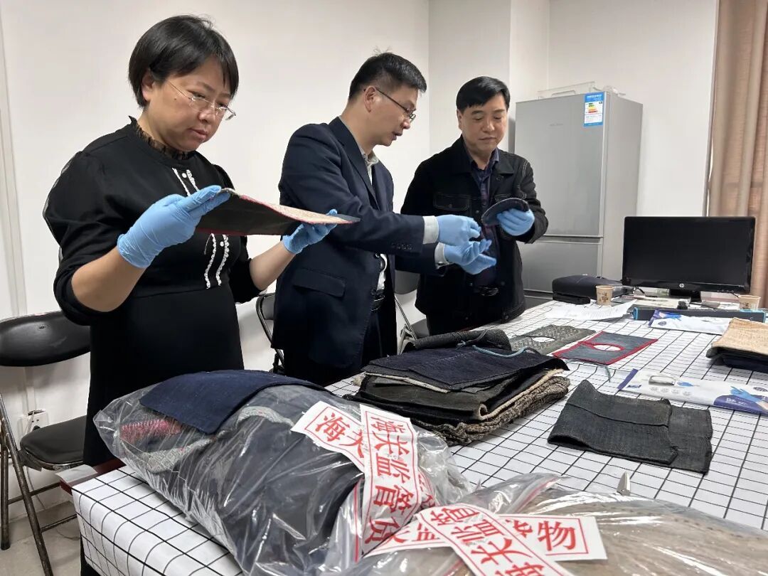外籍旅客带苗族服饰绣片出境被拦，8件物品被认定为文物
