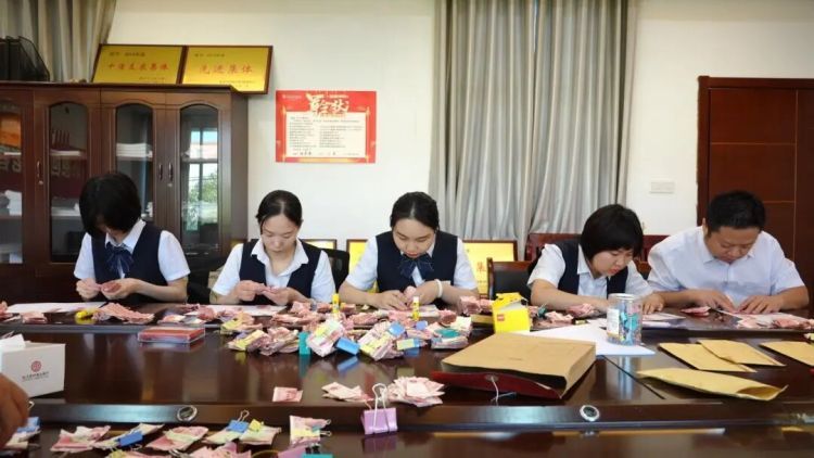 80岁老人撕碎近20万元养老积蓄,碎片超1万张!家人紧急求助银行,结局感人 80岁老人撕碎近20万元养老积蓄,碎片超1万张!家人紧急求助银行,结局感人